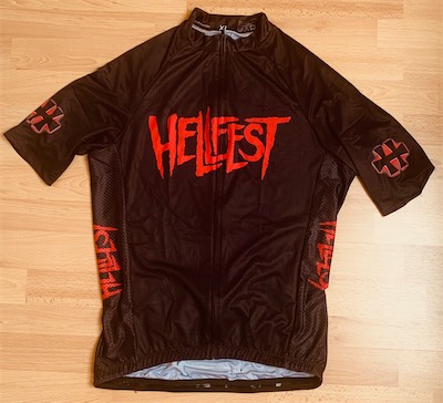 Hellfest koerstrui. Deze koerstrui zelf laten maken. Zo is de festival collectie volledig.